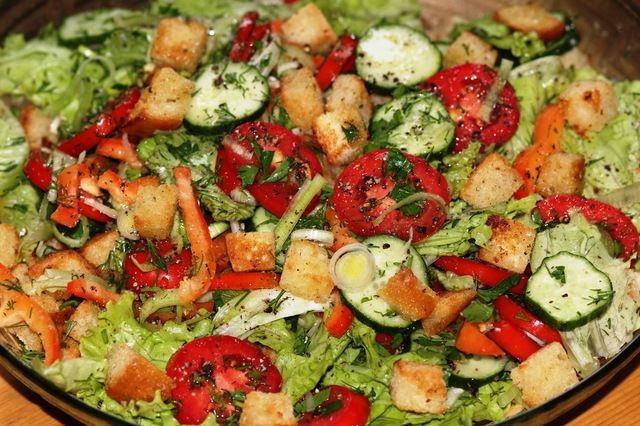 Хрустящий салат из свежих овощей с сухариками