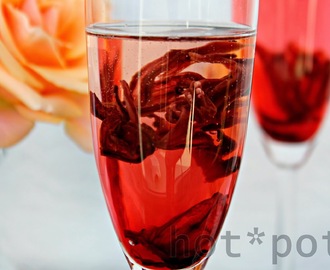 Hibiskusblüten in Sirup mit Kardamom - oder der perfekte Drink zum Valentinstag