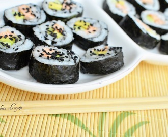 Sushi z pieczonym łososiem i awokado