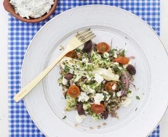 Grekisk matvetesallad med karamelliserade tomater, fetaost och oliver