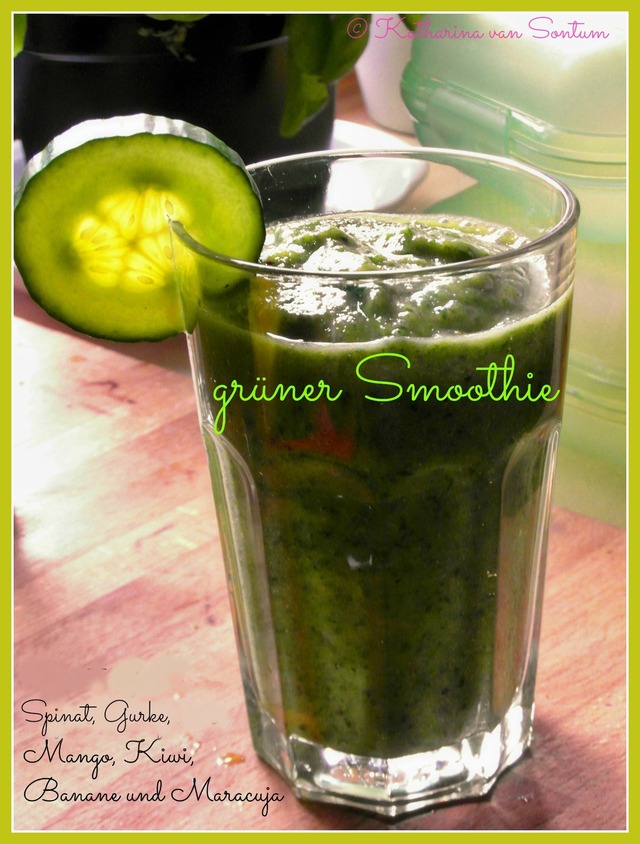 grüner Smoothie mit Spinat, Gurke und viel frischem Obst