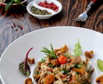 Dietetyczne risotto z brązowego ryżu z kurkami, rukolą i kolorowym pieprzem