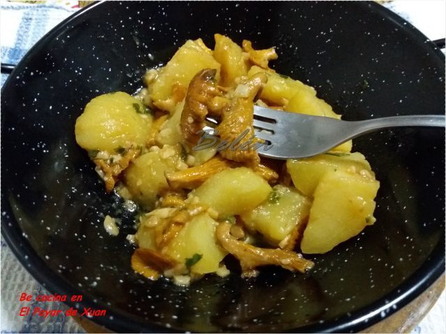 Sartén de rebozuelos y patatas al ajillo