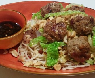 Vietnamesiska köttbullar med sojadipsås, nudlar, stekt savoykål och jordnötter.