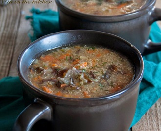 Pożywna zupa z quinoa i grzybami