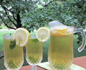 Iced Mint Green Tea + Pure Via Stevia Giveaway