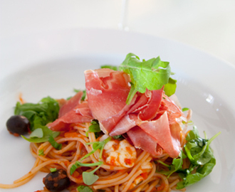 Spagetti med tomatsås, mozzarella, oliver, ruccula å så parmaskinka!