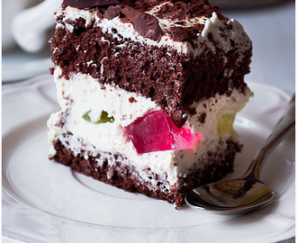 Ciasto czekoladowe przekładane kremem z mascarpone i galaretką – przepis