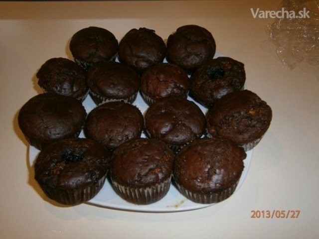 Čokoládové muffinky plnené bielou čokoládou alebo čerešňovým džemom