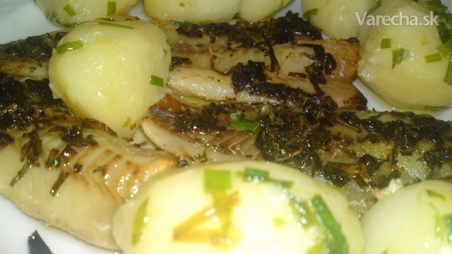 Pečená ryba na masle s jarnými bylinkami s novými zemiakmi s pažítkou (fotorecept)