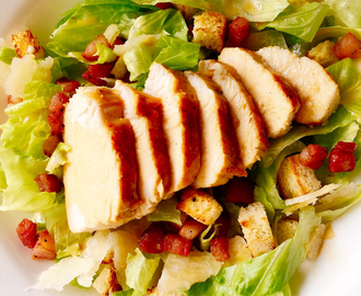 Caesar salad con pollo e pancetta croccante