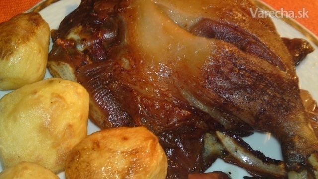 Pomaly pečená hus s pečenými jablkami a so zemiakmi pečenými v husacej masti (fotorecept)
