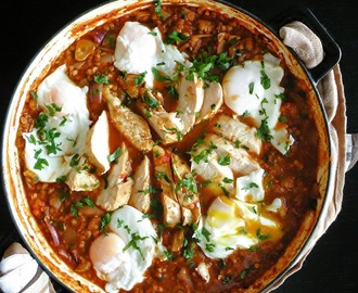 Marokańska patelnia z kurczakiem, pomidorami, jajkami i soczewicą