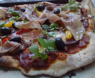 Pizza med salsiccia, paprika och kalamataoliver