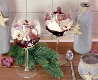 Rotweincreme Dessert mit Joghurt-Creme, Rotweinsauce und weißen Schokocrossies von Senfdazu