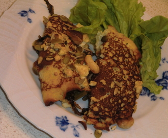 Pannkakor med gräddkokt grönkål, ädelost och blandade nötter - gluten och laktosfria