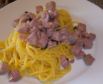 Spaghetti con tonno fresco al profumo di zenzero con basilico e zest di limone