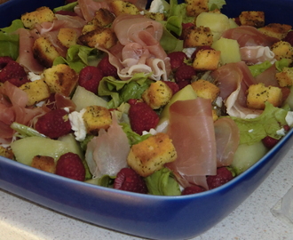 Sommarfräsch sallad med lufttorkad skinka, melon, hallon, fetaost och krutonger