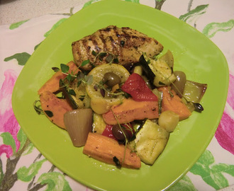 Marinerad kycklingfilé med sötpotatis, ugnsstekta grönsaker, oliver, citron och timjan