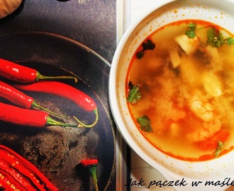 Pikantna i kwaśna tajska zupa Tom Yum Kung Kai - z krewetkami i kurczakiem