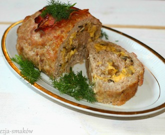 Rolada z mięsa mielonego nadziewana pieczarkami i żółtym serem.