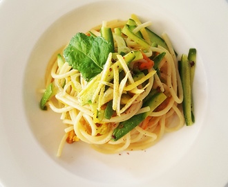 Ricetta vegan: Spaghetti Mancini con zucchinette, fiori di zucca, limone, menta e pepe di sichuan