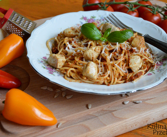 Makaron spaghetti z kurczakiem i pesto z suszonych pomidorów