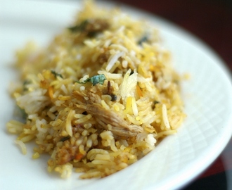Stekt ris med kyckling och ägg på thaivis (Khao Phad Gai)