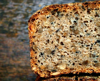 Chleb żytni na zakwasie z dużą ilością słonecznika i siemienia lnianego
