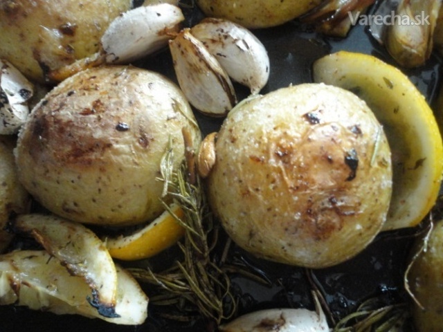 Pečené zemiaky s rozmarínom, citrónom a cesnakom (fotorecept)