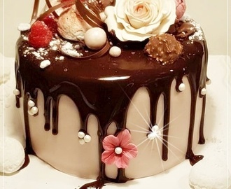 Tårta med hallon, choklad och nötkrämsfyllning