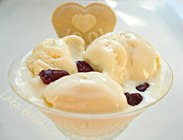 Sladoled od bijele čokolade s brusnicama :: White chocolate-cranberry ice cream