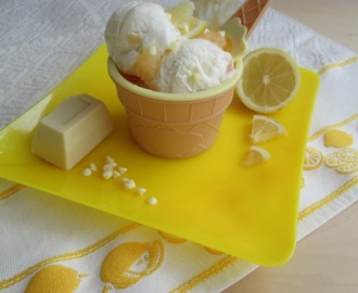 Gelato cremoso al cioccolato bianco variegato al limone, con lemon curd