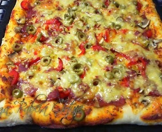 Domowa Pizza z Salami i Pieczarkami