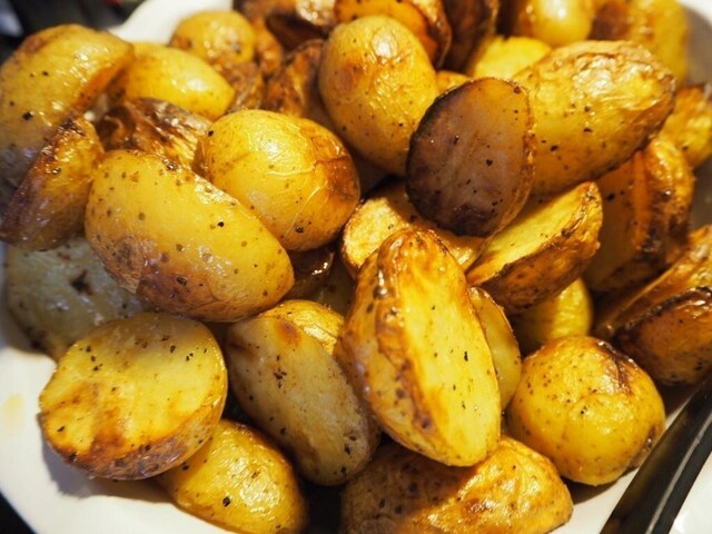 Smöriga bakade potatisar