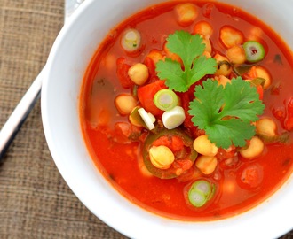 {Lieblingsessenalarm} Mexikanische Tomaten-Kichererbsen-Suppe mit Chili, Koriander und Limetten