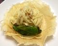 Spaghetti ai pinoli e basilico in cestini di parmigiano