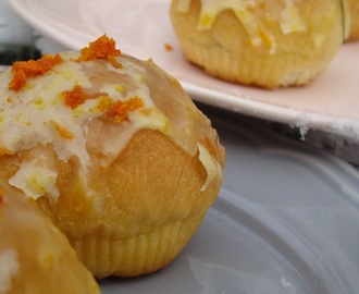 Pączki pieczone w piekarniku z marmoladą i lukrem pomarańczowym