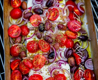Bakad fetaost med tomat och oliver