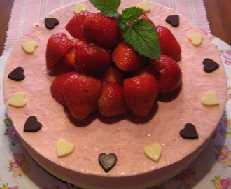 Vit chokladmoussetårta med jordgubbar