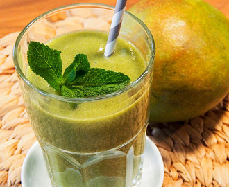 Erfrischender grüner Smoothie mit Mango und Minze