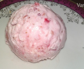 Jahodovo - jogurtová zmrzlina so šľahačkou a kúskami jahôd (fotorecept)