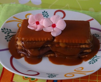 Tarta de galletas rellena de ganache de chocolate con leche y cubierta de toffe casero