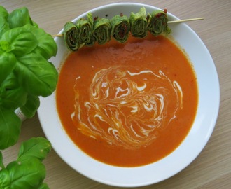 Zupa krem ze świeżych pomidorów z crespelle