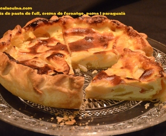 Pastís de pasta de full amb crema de formatge, poma i préssec plá o paraguaià