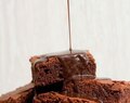 Brownies al cioccolato fondente con glassa al Baileys
