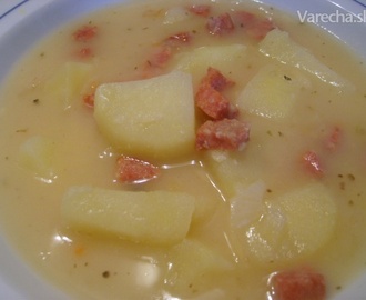 Hrachová polievka so zemiakmi a salámou