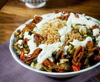 Mediterraner Quinoa Salat mit Cashew „Zaziki“