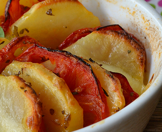 Patate al forno con pomodori e mozzarella