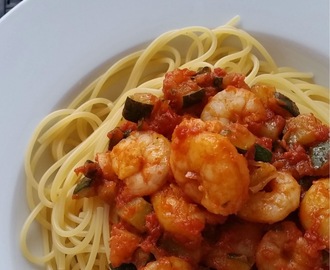Spaghetti con calabacín y gambas